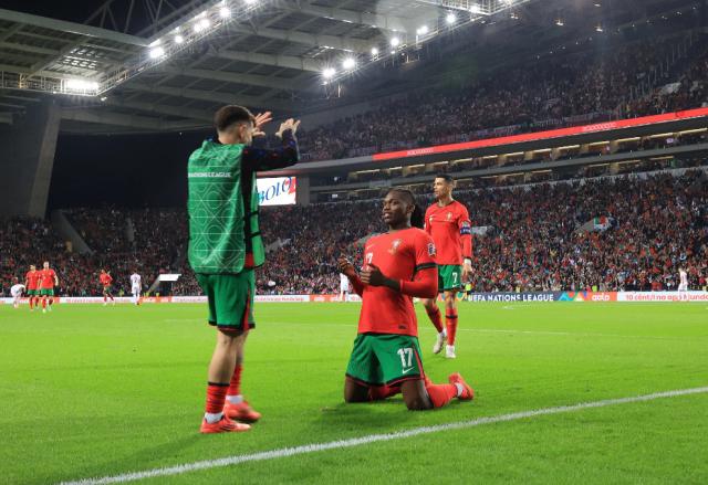 开云体育官网-C罗梅开二度 5比1狂胜波兰 葡萄牙小组第一出线！