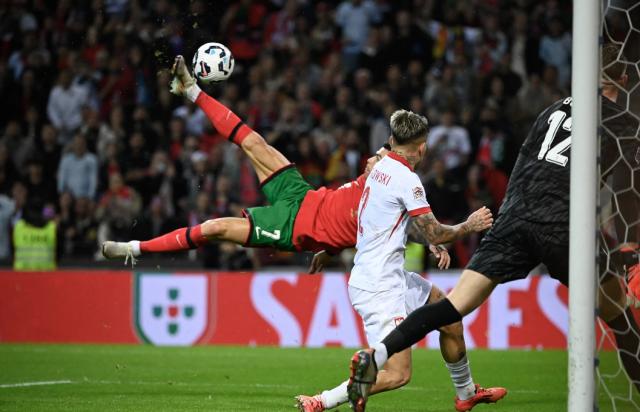 开云体育官网-C罗梅开二度 5比1狂胜波兰 葡萄牙小组第一出线！