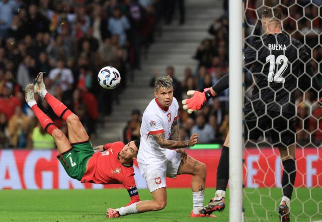 开云体育官网-C罗梅开二度 5比1狂胜波兰 葡萄牙小组第一出线！