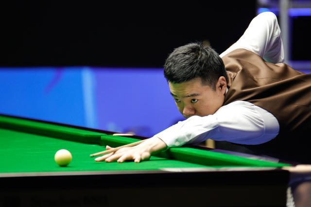 1699545392088044907.jpg 丁俊晖状态起伏不敌张安达 第八局失误成转折点