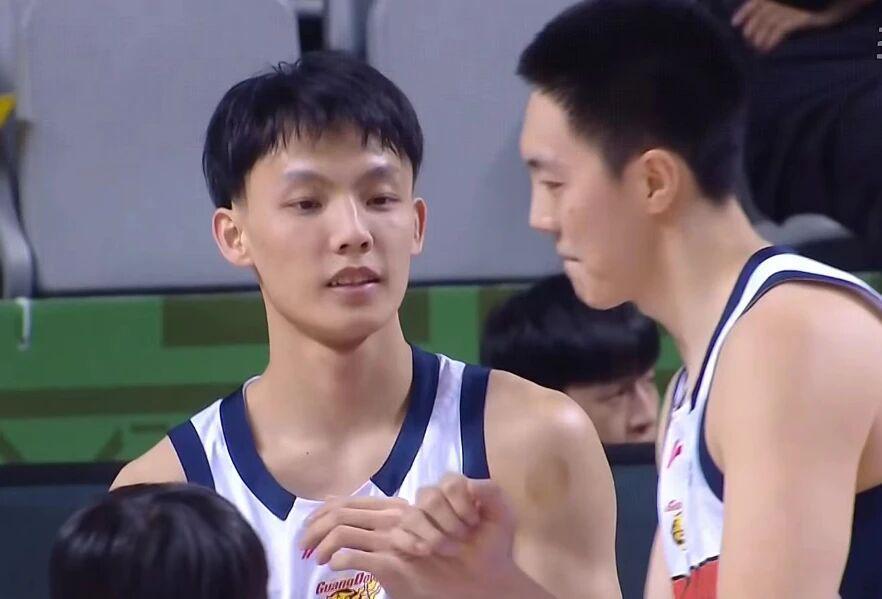 广东男篮一大问题明显，杜锋培养球员被质疑，徐杰伤病恢复一般